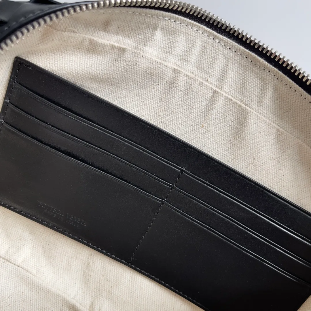 Batch 1660 BOTTEGA VENETA new men's INTRECCIATO woven wristband clutch bag. This is a clutch bag that can be hung on the wrist. It is more portable than other clutch bags. It can also hold some daily necessities. It is small and does not take up space to carry with you. The cow leather is durable and rich in texture. The classic weave is low-key and high-end. There are six card slots inside, which is very suitable for storing various cards such as ID cards and driver's licenses when traveling✈️ Style number: 777390 Size: 25*15*6.5cm